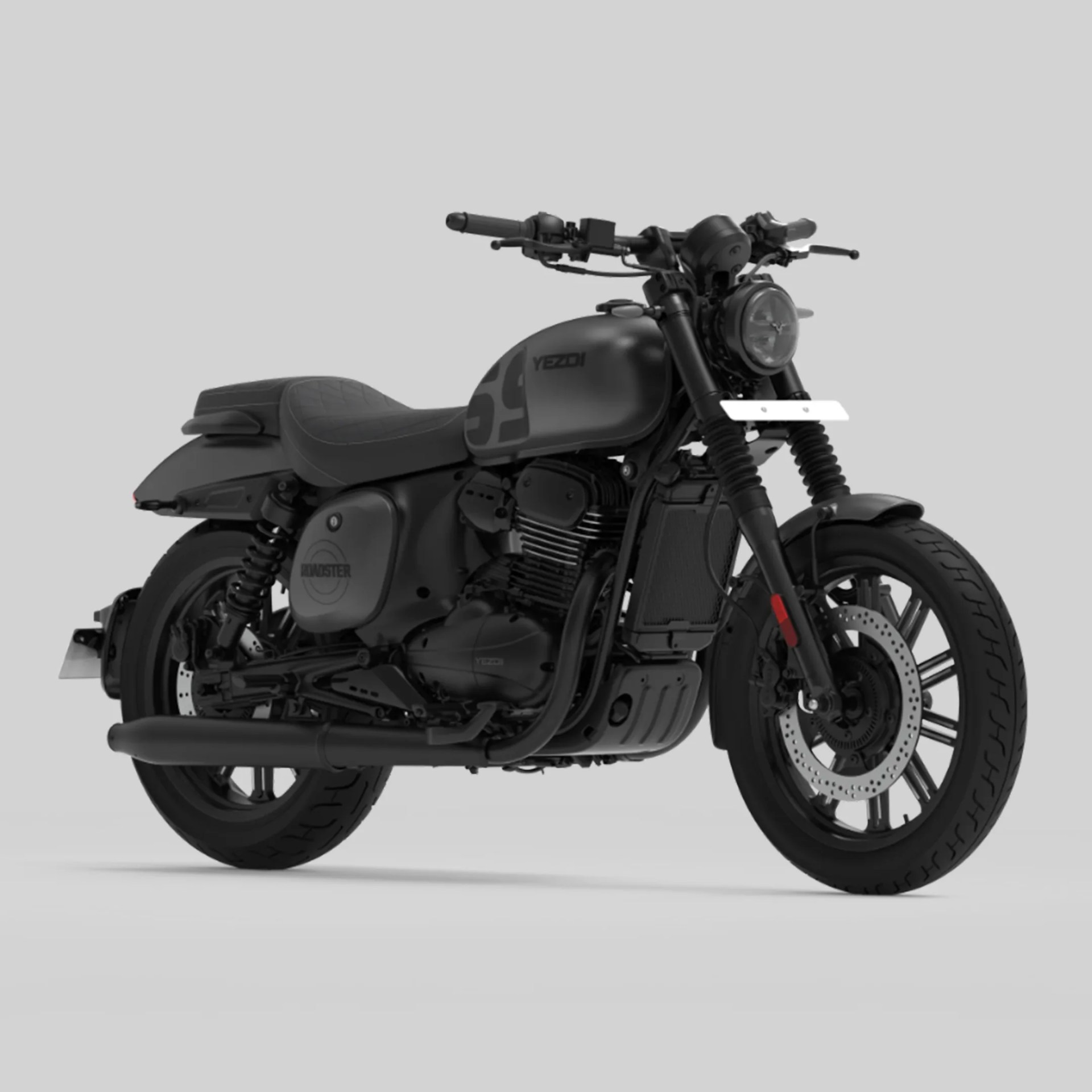 Matte Black Yezdi Roadster μοτοσικλέτα με ρετρό σχεδιασμό, που διαθέτει στρογγυλό προβολέα, ζάντες μαύρου αλουμινίου, διπλούς αμορτισέρ και κάθισμα. Η δεξαμενή καυσίμου εμφανίζει τον αριθμό 
