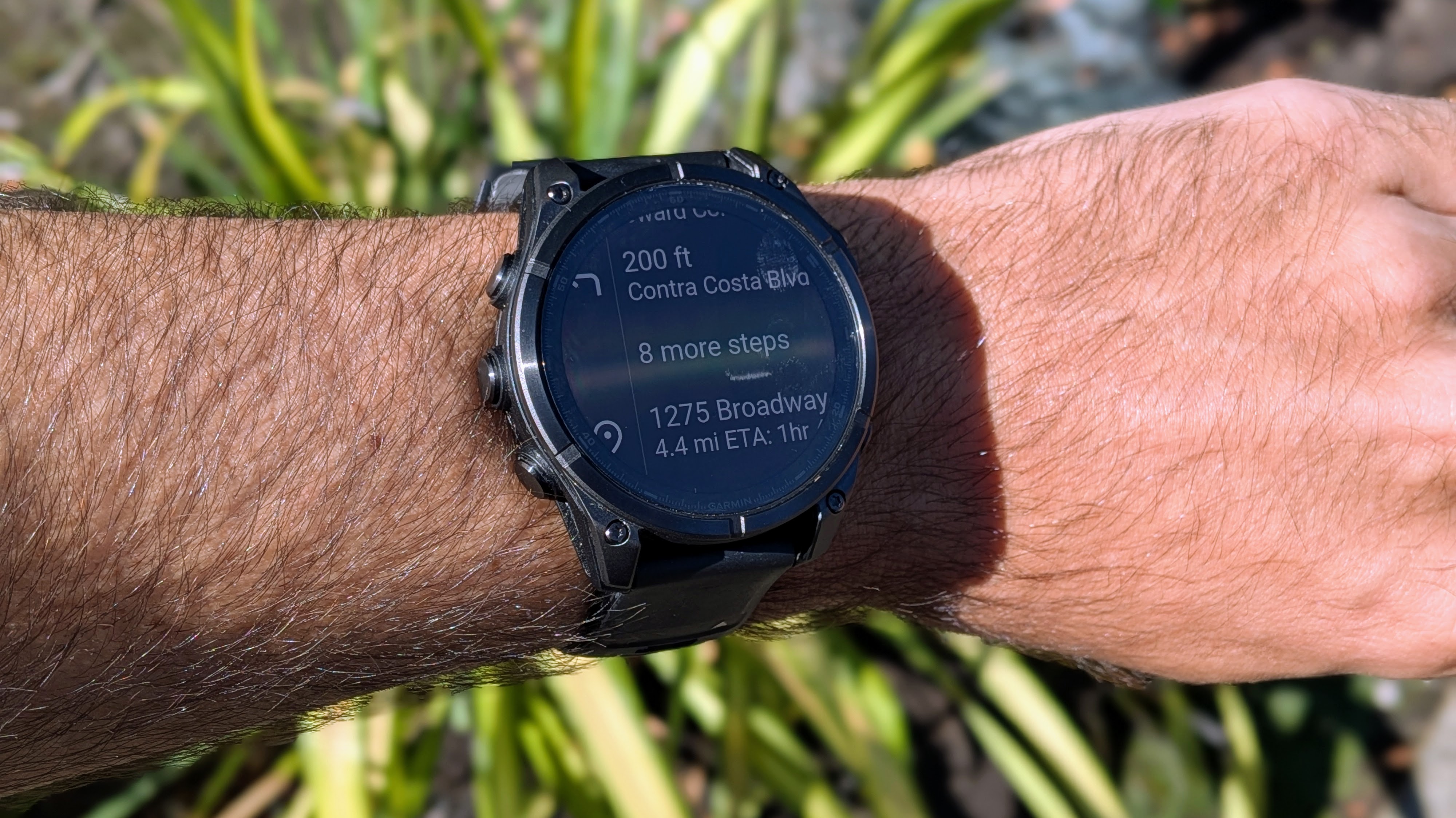 Το Garmin Fenix ​​8 που δείχνει τις οδηγίες του Google Maps με 
