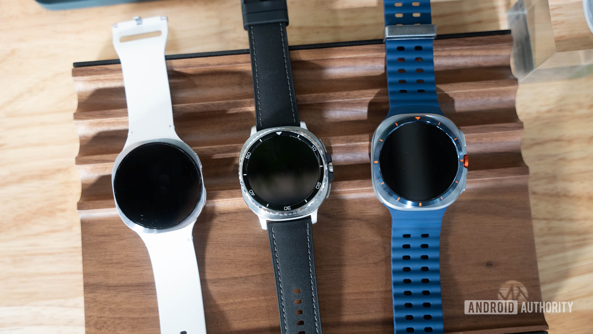 Samsung Galaxy Watch 8 και Galaxy Watch 8 Classic και Galaxy Watch Ultra Flat στο τραπέζι Samsung Galaxy Watch 8 και Galaxy Watch 8 Classic και Galaxy Watch Ultra Flat στο τραπέζι