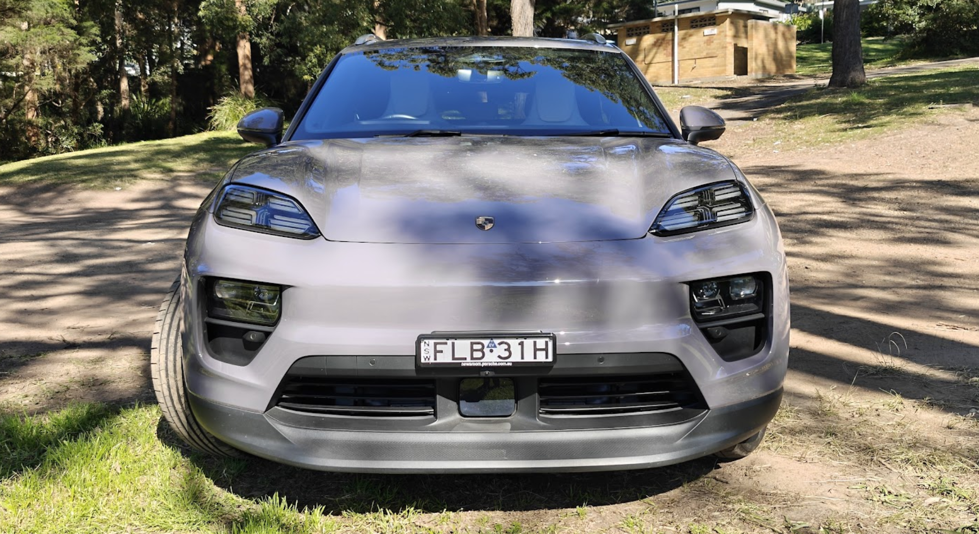 Το Porsche Macan Electric από μπροστά
