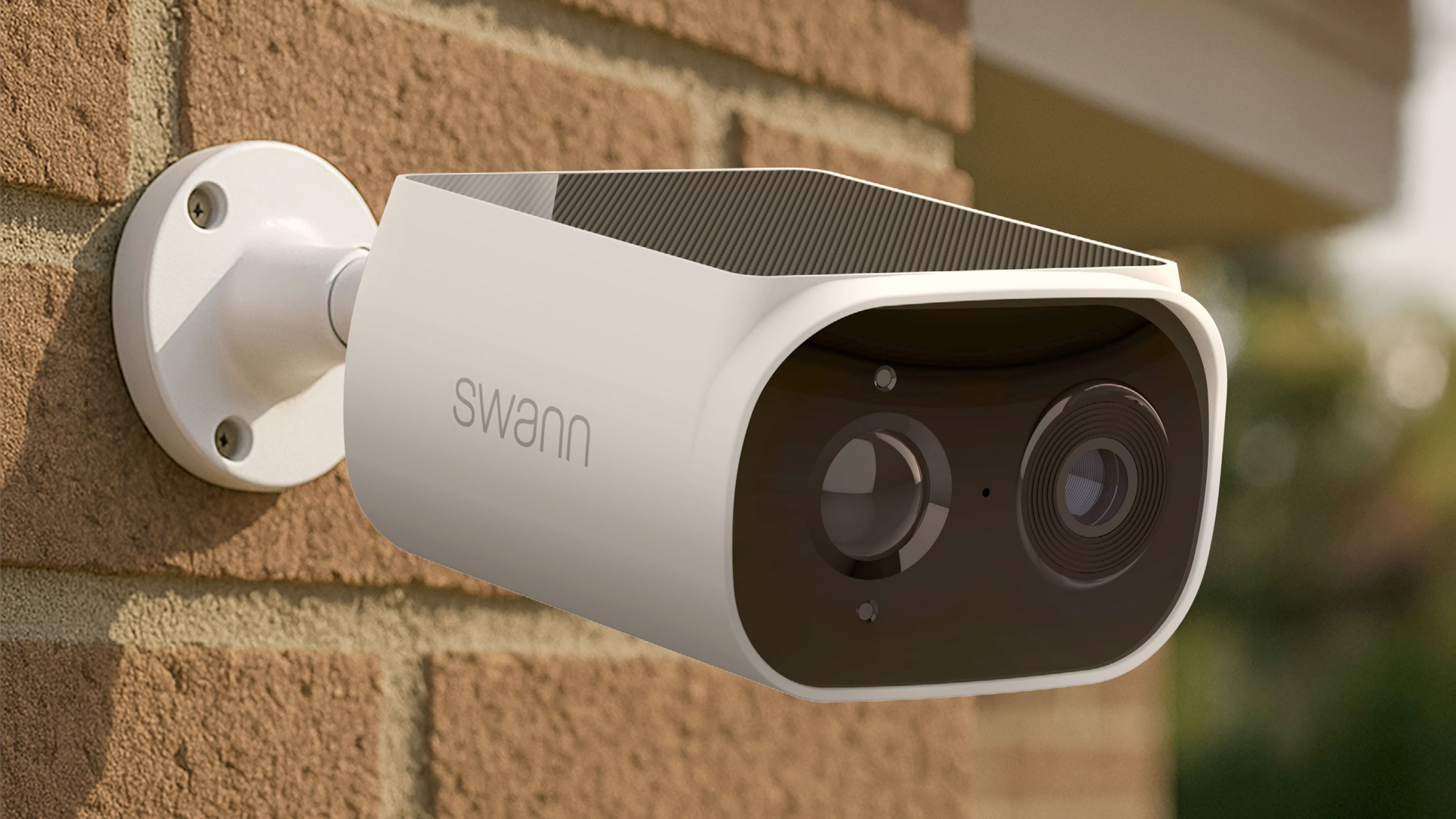 Swann Evo Wireless Solar Security Camera τοποθετημένη στον τοίχο