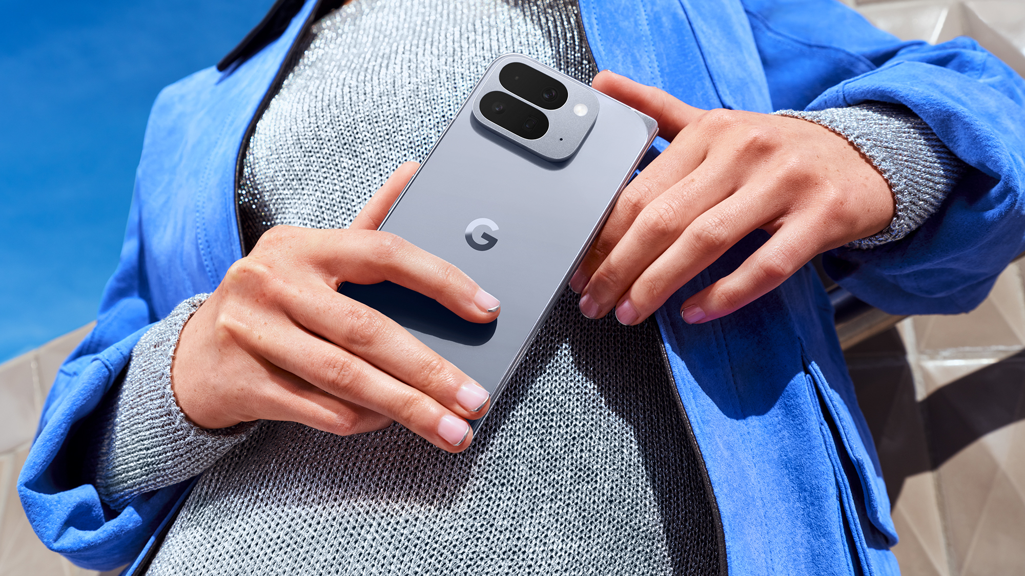 Δύο χέρια που κρατούν το τηλέφωνο Google Pixel 10 Pro Fold