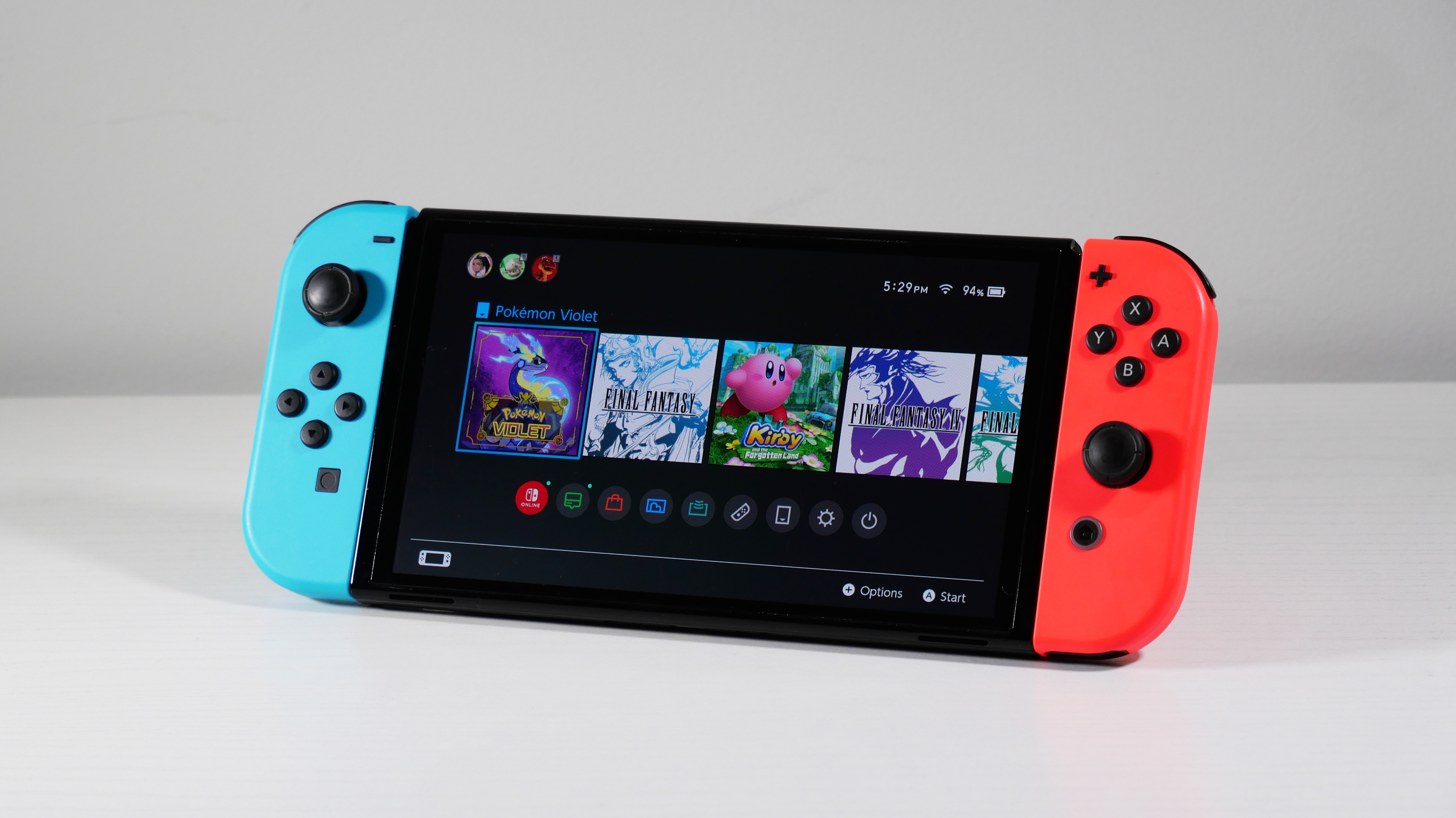 Η Nintendo διακόπτει το Oled σε ένα λευκό γραφείο υπό γωνία.