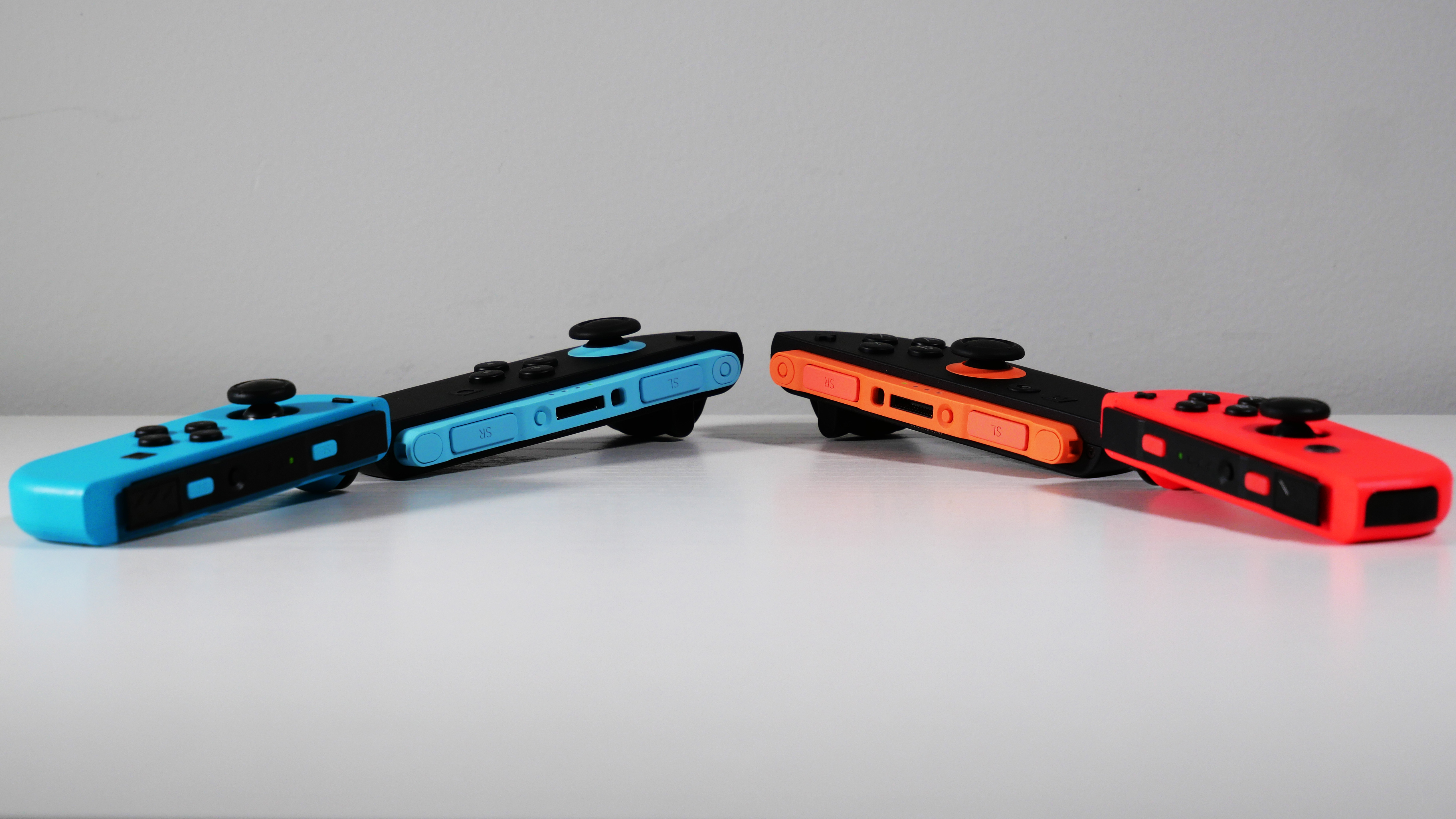 Nintendo Switch 2 και διακόπτες OLED Joy-Con Controllers δίπλα-δίπλα.