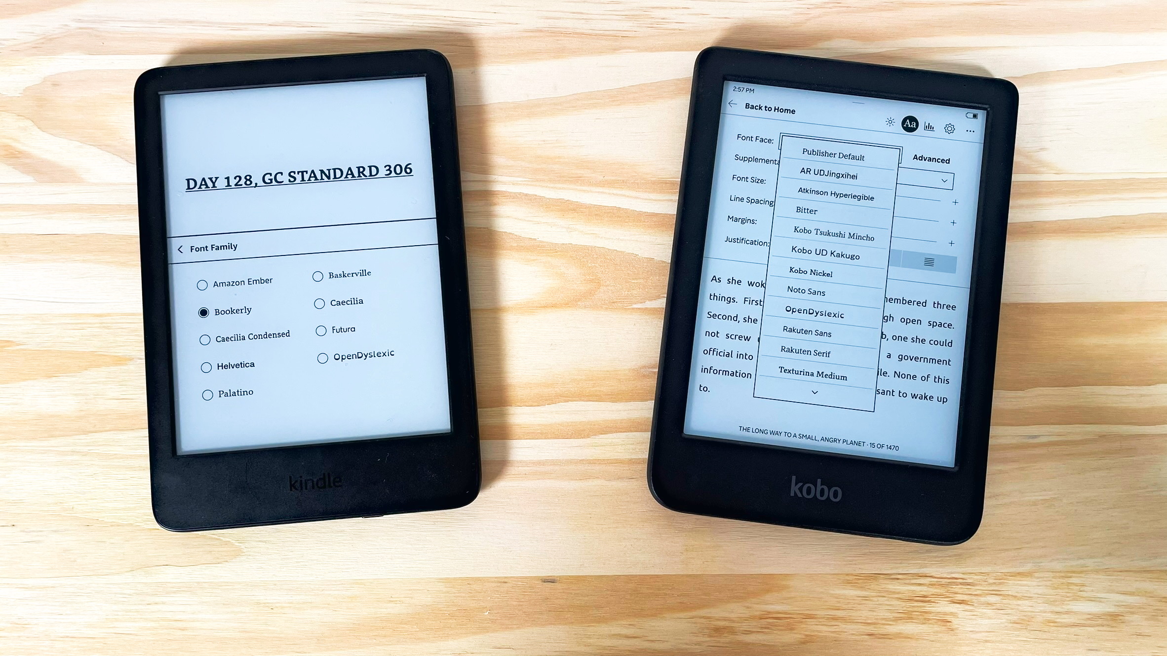 Ένα Amazon Kindle και Kobo Clara BW δίπλα -δίπλα σε ένα ξύλινο τραπέζι που δείχνει επιλογές επιλογής γραμματοσειράς
