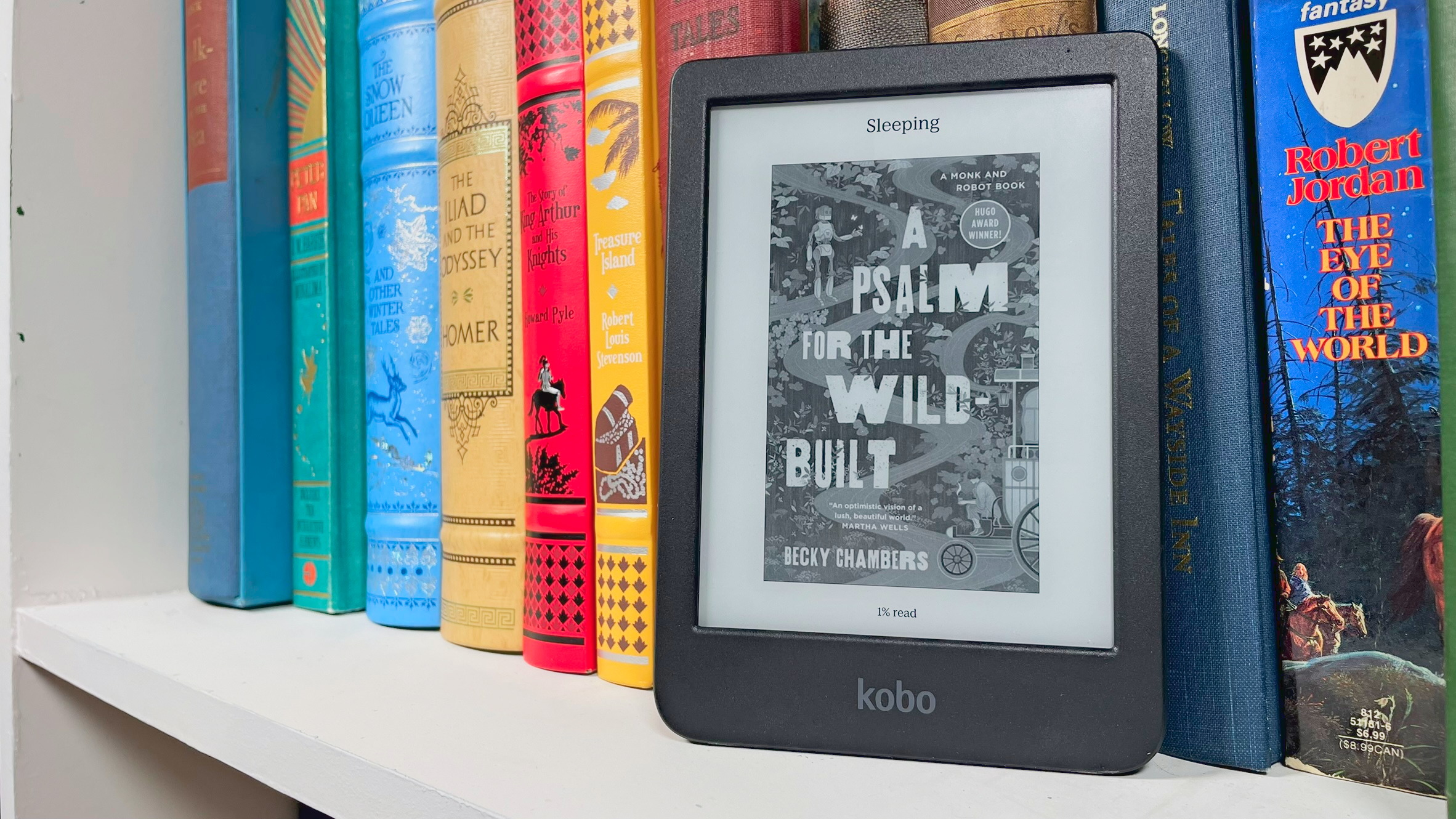 Ένας kobo cara bw ereader στηρίχθηκε σε ένα ράφι βιβλίων