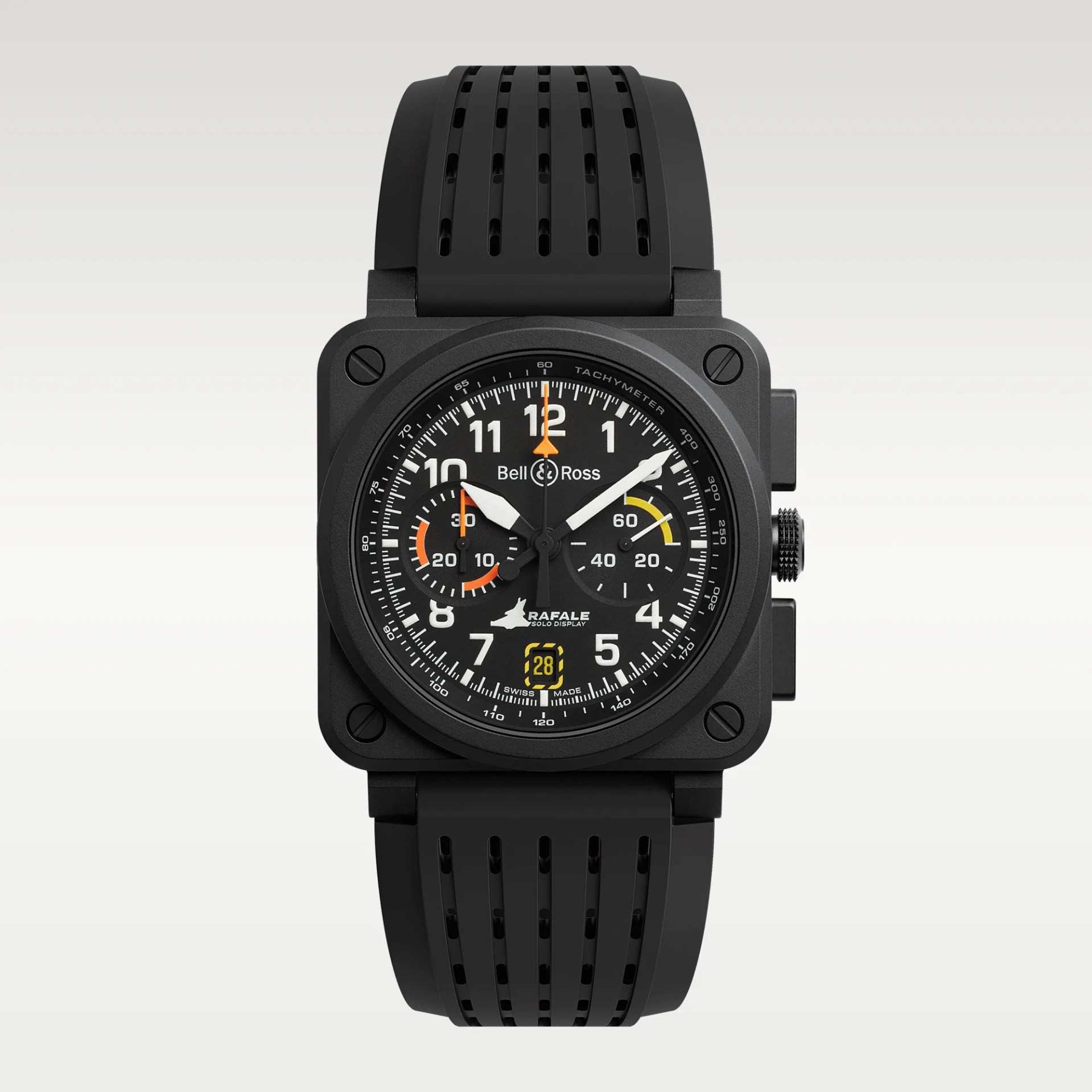 Black Bell & Ross Wristwatch με τετράγωνη θήκη και στρογγυλό επιλογέα με λευκούς αριθμούς και χέρια, πορτοκαλί και κίτρινες προθέσεις, δύο υποδιαιρέσεις, ένα παράθυρο ημερομηνίας στις 6 το πρωί και ένα μαύρο διάτρητο λουτρό καουτσούκ. Ο επιλογέας περιλαμβάνει το κείμενο "Bell & Ross," "Rafale Solo Display," και "Η Ελβετία έκανε.