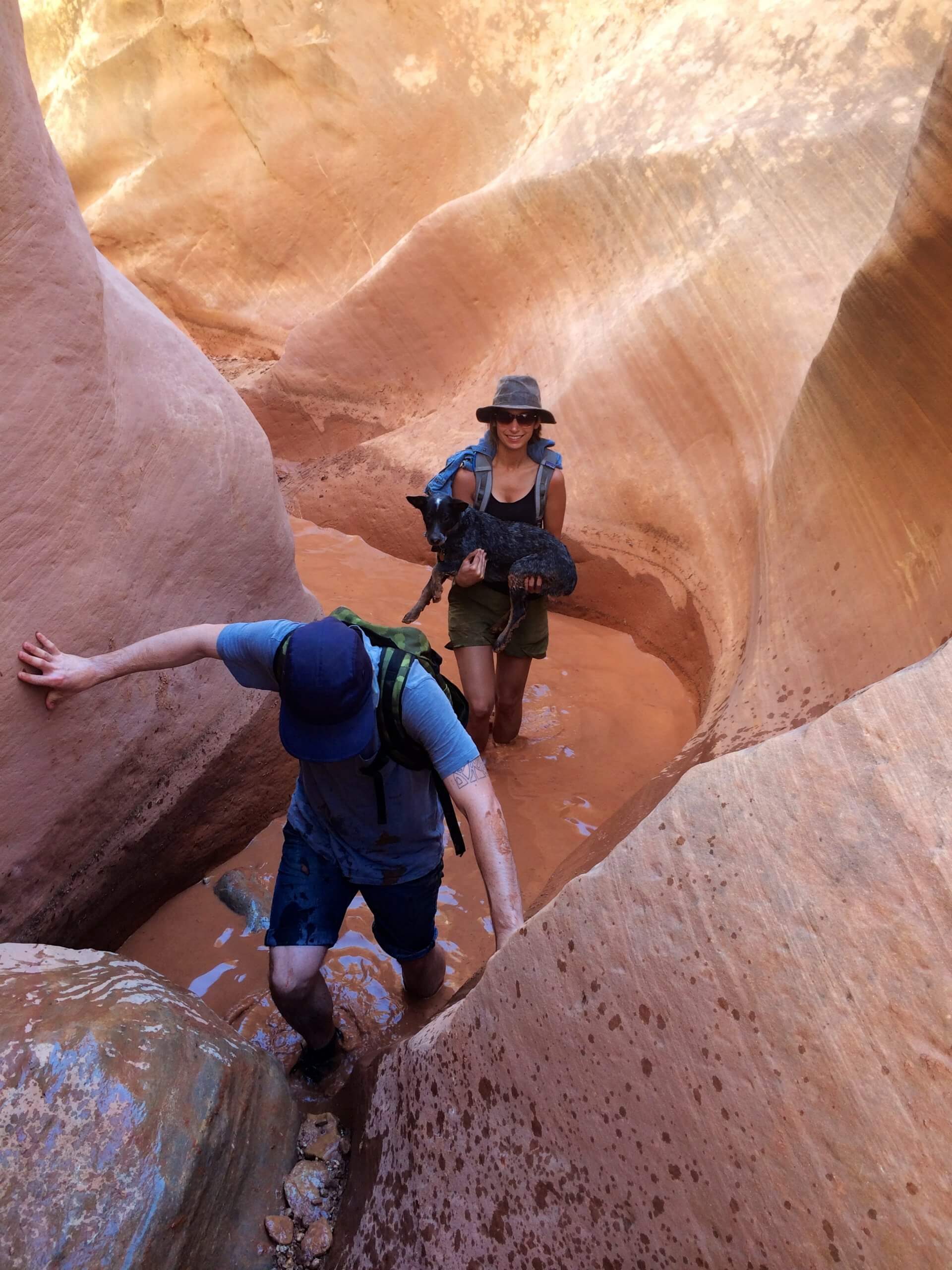 Ο Mike και ο Teala Wade μέσα από μια λασπώδη πισίνα στο Little Wild Horse Canyon