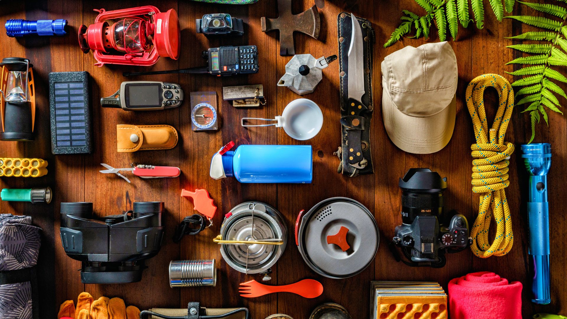 Τα εργαλεία backpacking είναι διατεταγμένα στο πάτωμα