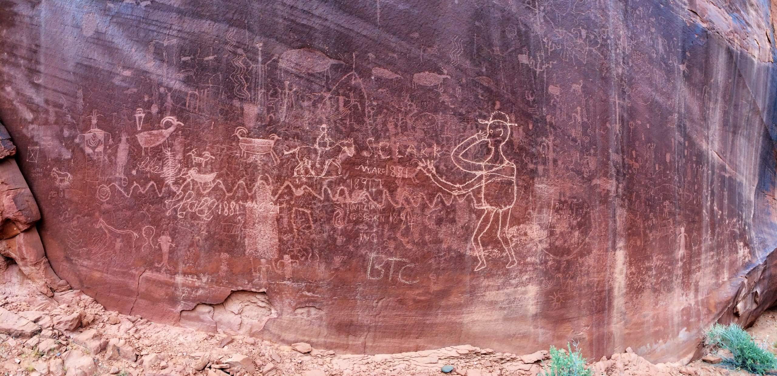 Ένα Hodgepodge των Native American και Cowboy Petroglyphs κοντά στον Χρυσό Καθεδρικό Ναό