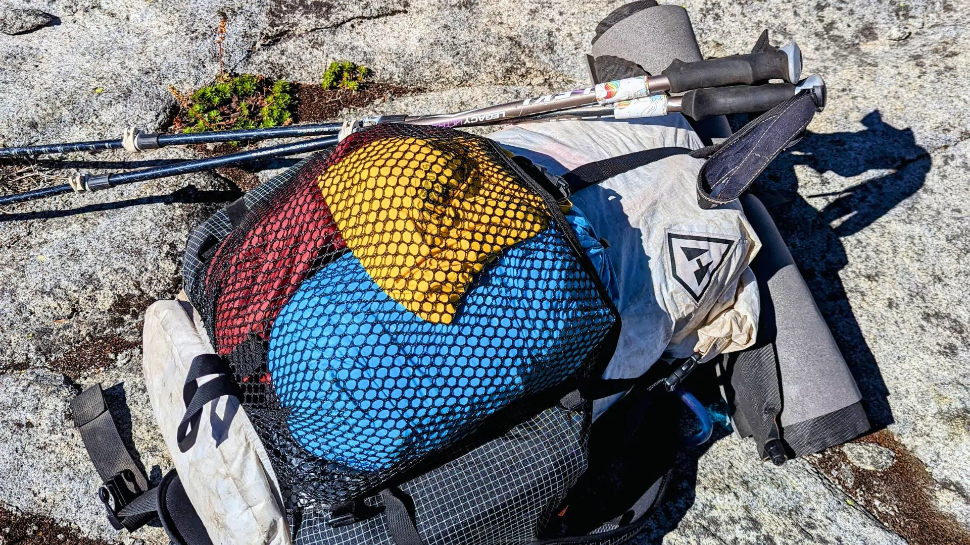 Ένα εργαλείο Hyperlite Mountain επιστρέφει πλήρως φορτωμένο σε μια βραχώδη επιφάνεια