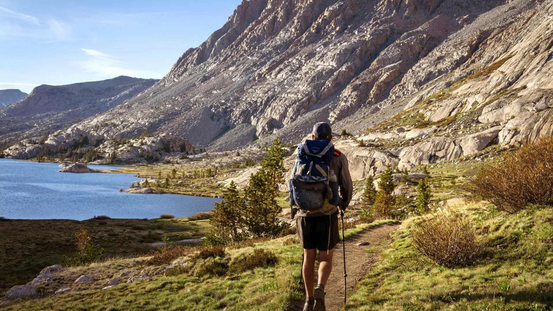 Ένας backpacker με μεσαίο σακίδιο πεζοπορίες σε ένα μονοπάτι