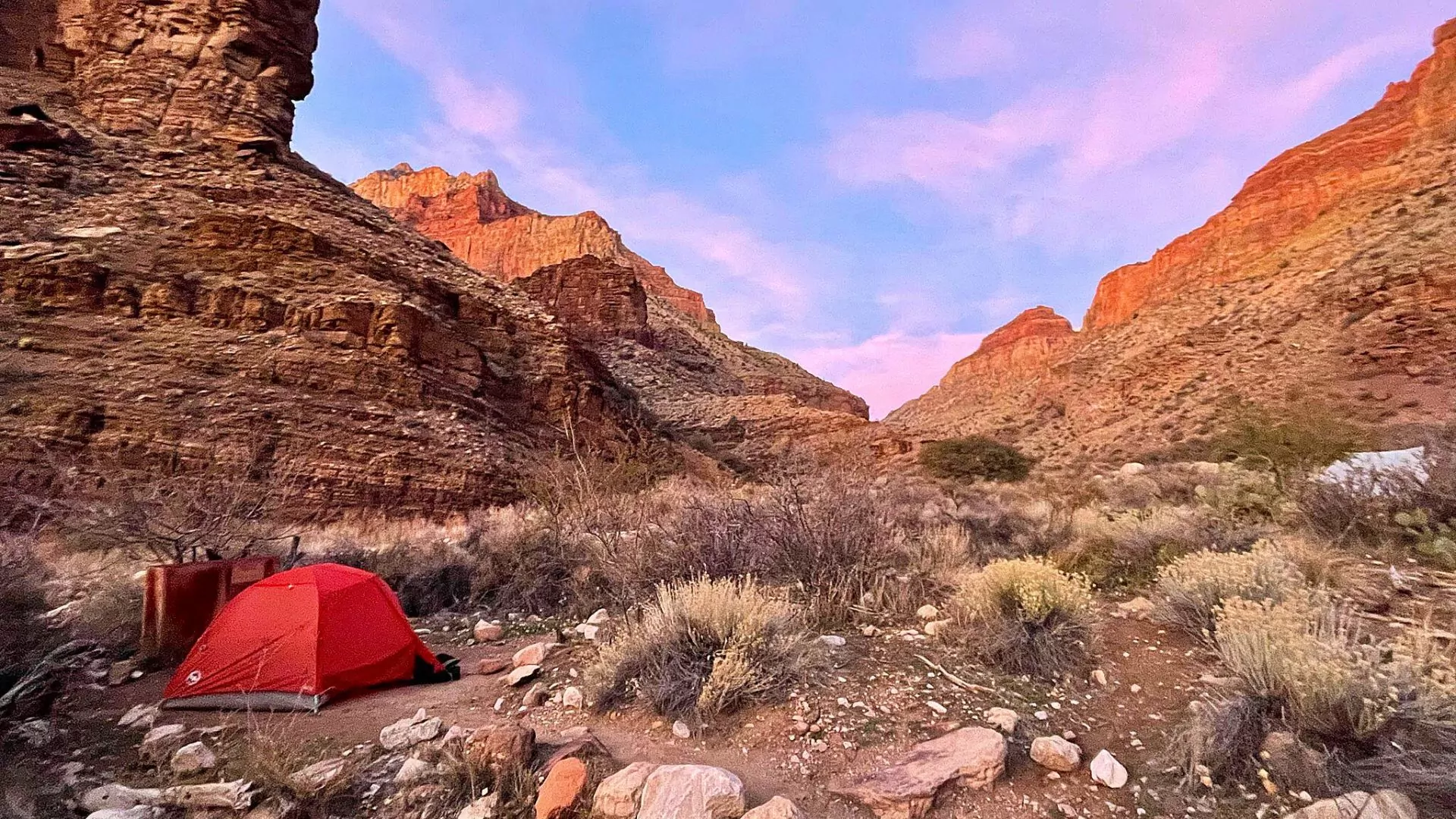 Μια σκηνή βρίσκεται στο Grand Canyon κάτω από έναν ουρανό ηλιοβασίλεμα