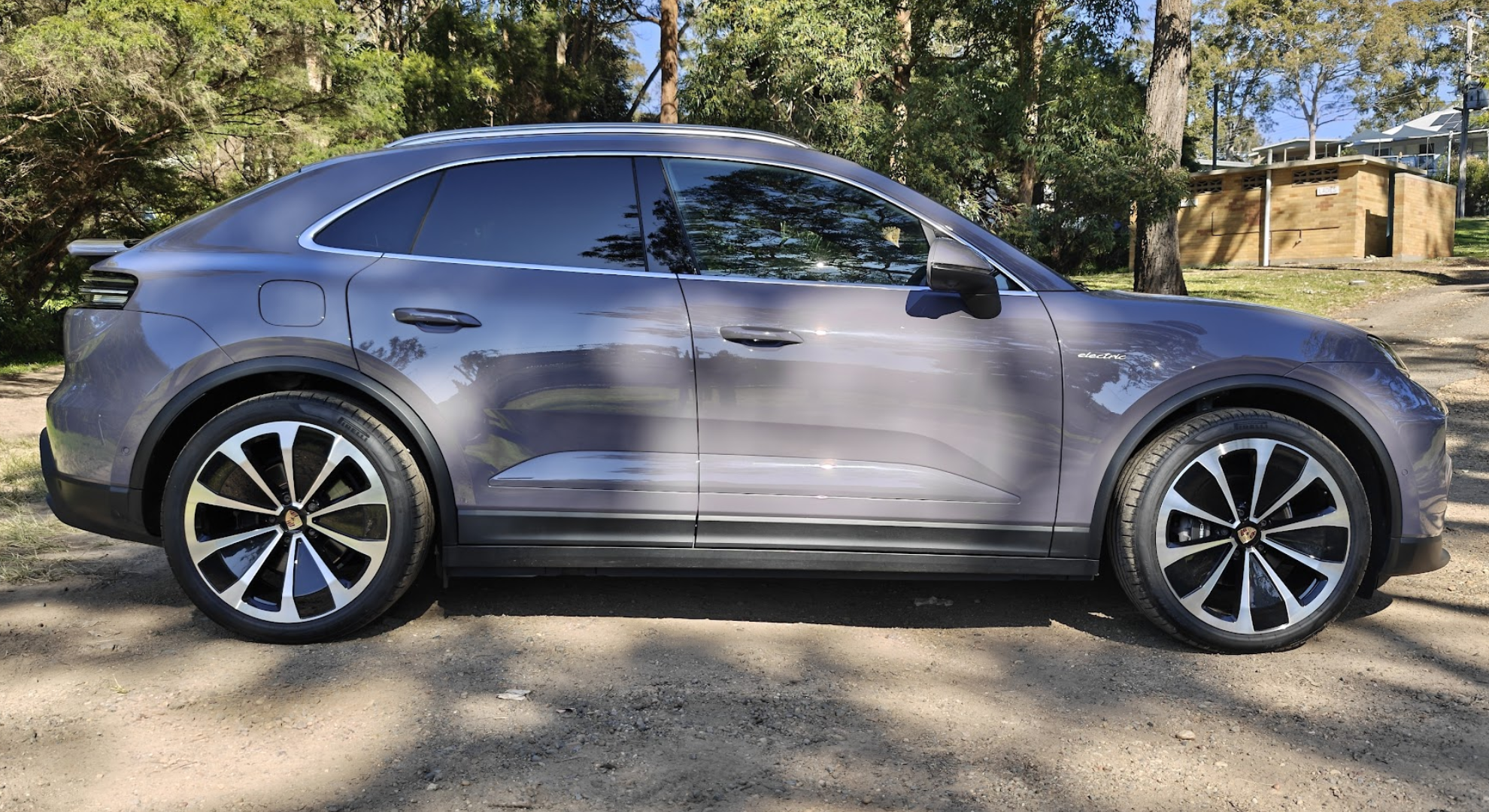 Το Porsche Macan 4S σταθμεύει σε βρωμιά