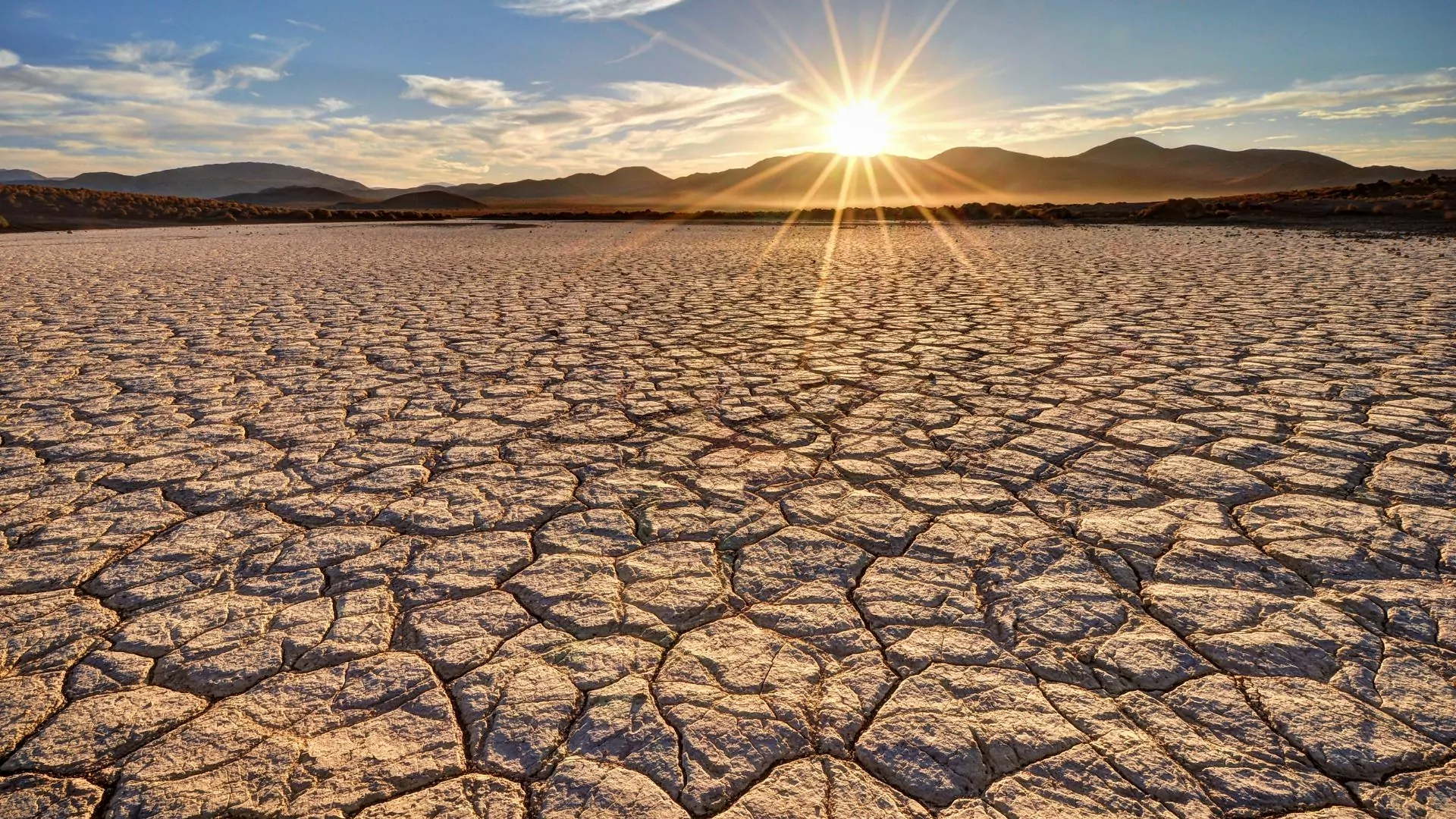 Μια ψημένη έκταση της ξηρής ερήμου Mojave εκτείνεται στον ορίζοντα